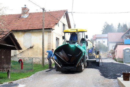 ASFALTIRANJE CESTE SKOZI TOPOL 05 FOTO LJUBO VUKELIČ